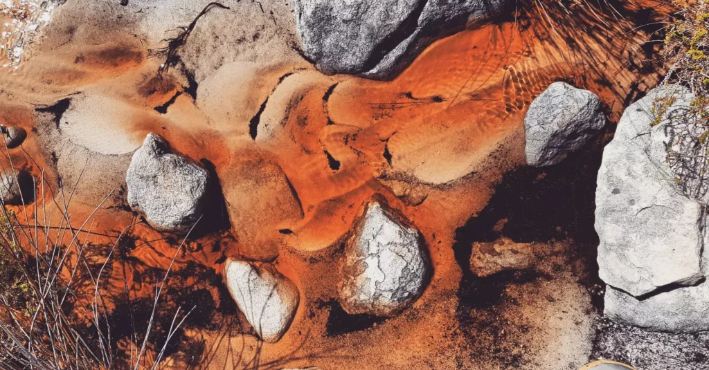 River patterns flowing around rocks and sand